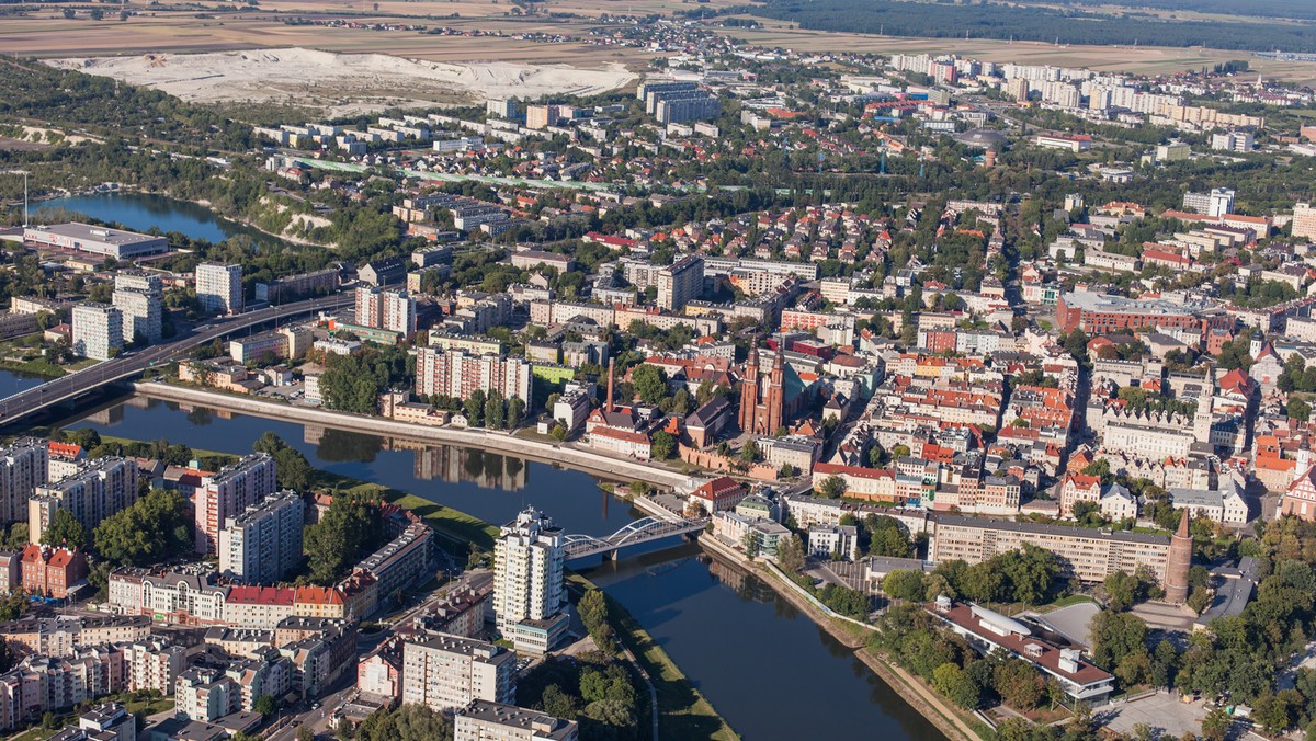 Radni województwa opolskiego podjęli uchwałę o likwidacji Wojewódzkiego Zarządu Melioracji i Urządzeń Wodnych z dniem 1 stycznia 2018 roku. - Nie zazdroszczę tym, którzy z marszu mają przejąć nasze zadania - powiedział dyrektor WZMiUW Tadeusz Jarmuziewicz.