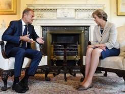 Krępujący rozporek brytyjskiej premier na spotkaniu z Donaldem Tuskiem. FOTO