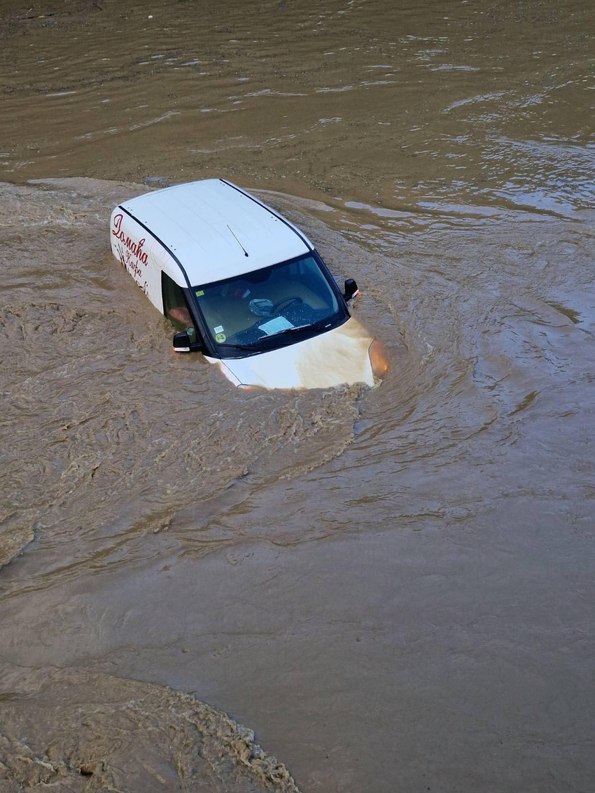Đetinja je u nedelju ujutro izašla 60-70 metara iz korita i odnela automobil sa kafom
