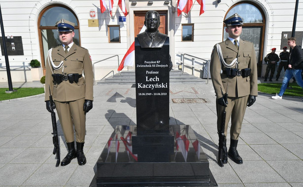 Popiersie Lecha Kaczyńskiego przed budynkiem Dowództwa Garnizonu Warszawa