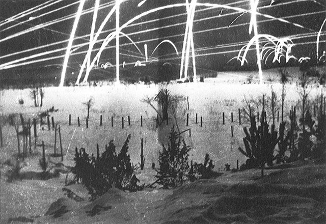 Początek inwazji ZSRR na Finlandię w 1939 r. Ślady na niebie to pociski smugowe