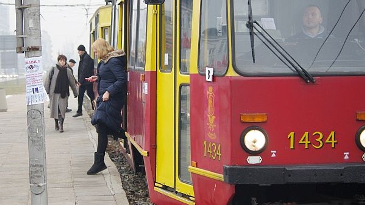 W czwartek w Warszawie autobusy, tramwaje, metro i pociągi SKM będą jeździły według świątecznych rozkładów jazdy, a część linii zmieni trasy w związku z obchodami święta Wojska Polskiego. W piątek komunikacja miejska też będzie funkcjonowała wg zmienionego rozkładu.