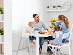 Wspólne jedzenie ma znaczenie! Oto, co daje rodzinne spożywanie posiłków