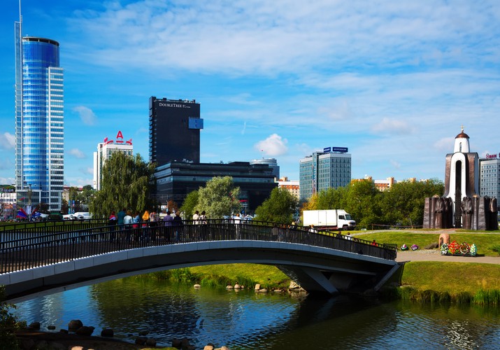 <strong>Stołeczny Mińsk</strong>
<br></br>
Po unii lubelskiej w 1569 r., Mińsk wchodził w skład Rzeczypospolitej Obojga Narodów. W 1582 r. zbudowano murowany ratusz oraz powstało kolegium zakonu jezuitów.
<br></br>
W 1708 r., na rozkaz Piotra I, miasto zostało spalone przez Rosjan. W 1733 miasto okupowała prawie dwa lata armia rosyjska. W 1773 Komisja Edukacji Narodowej utworzyła w mieście „szkołę akademicką”. Wskutek zagarnięcia w I rozbiorze części wschodnich województw przez Rosję, odbywające się od 1599 r. sesje Trybunału Litewskiego przeniesiono w 1775 r. z Mińska do Grodna, co spowodowało dalszą utratę znaczenia przez miasto.
<br></br>