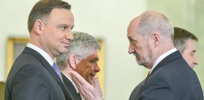 Macierewicz u prezydenta. 57 proc. Polaków chce dymisji szefa MON!