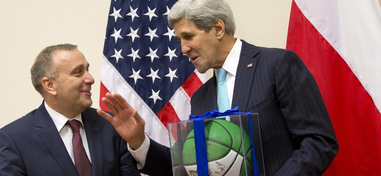 Grzegorz Schetyna dostał prezent od Johna Kerry'ego. To piłka do koszykówki