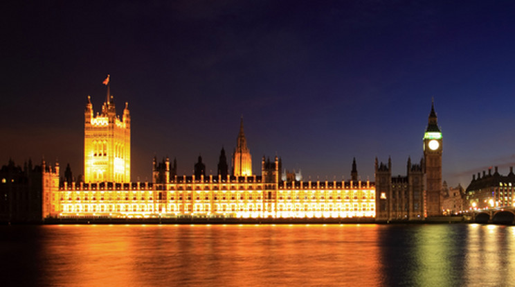 Mosolygós arcot vetíttek a londoni Parlament épületére/Fotó: Northfoto
