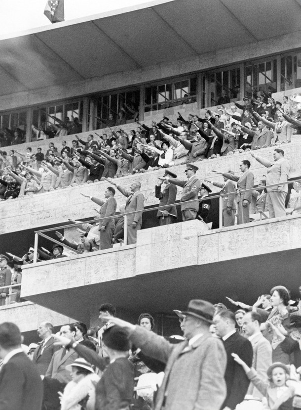 Adolf Hitler i czołowi politycy nazistowscy pozdrawiają gestem  faszystowskim z trybuny honorowej podczas Igrzysk Olimpijskich w Berlinie w 1936 r.