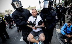 Protest koronasceptyków w Niemczech. Policja użyła gazu łzawiącego