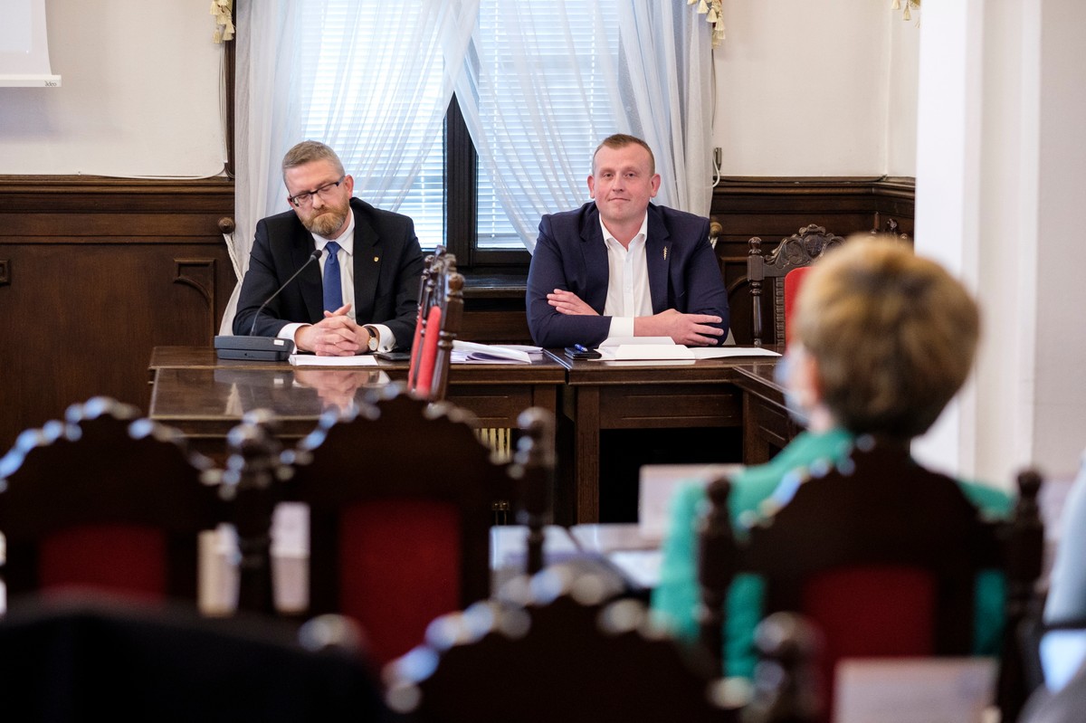 Grzegorz Braun podczas nadzwyczajnej sesja rady miasta w Rzeszowie