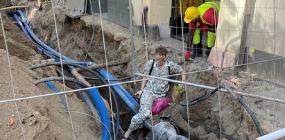 Tak w Poznaniu trzeba wchodzić do kamienicy. Miasto rozkopane, a robotnicy mają kabaret