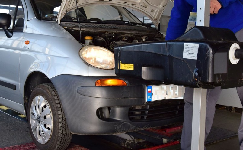 Badanie techniczne samochodu obejmuje m.in. kontrolę stanu oświetlenia pojazdu