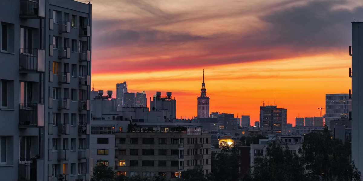 Mieszkańców polskich miast  czeka wyłączanie oświetlenia ulicznego, rezygnacja z iluminacji świątecznych, dużych imprez, a także podwyżki cen biletów na obiekty sportowe, w tym baseny, skracanie czasu ich funkcjonowania, a nawet wyłączanie miejskich fontann.