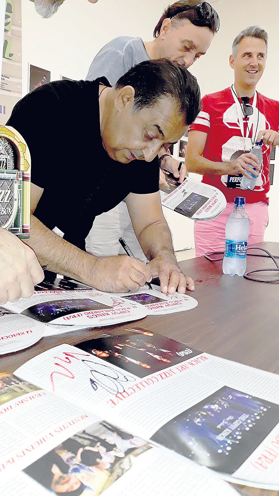 Vođa grupe
Pako Baljardo
potpisuje cd-ove grupe u Nišu