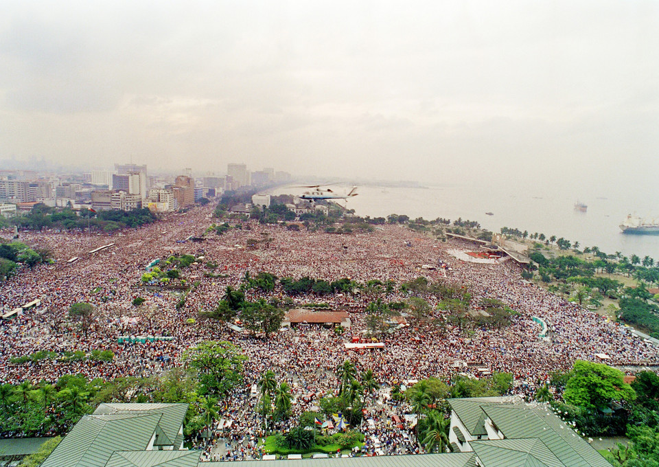 Helikopter z Janem Pawłem II nad tłumem zgromadzonym na Światowych Dniach Młodzież w Manili, 1995 r.