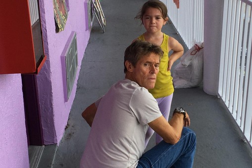 Brooklynn Prince i Willem Dafoe , kadr z filmu