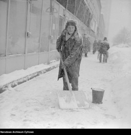 ostry mróz -30 stopni, śnieżyce i zaspy. taki styczeń, że trudno go sobie teraz wyobrazić zimowy koszmar ludzi