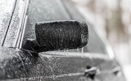 Porzucone pojazdy zalegają na parkingach. Samorządy nie chcą płacić za Skarb Państwa