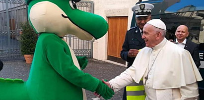 Na papieża z krokodylem