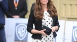 Kate Middleton w ciążowej białej sukience w czarne grochy