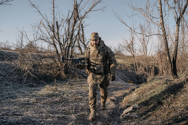 Donbas, Ukraina, 22.12.2022. Na zdjęciu z 20 bm. ukraiński żołnierz w Donbasie