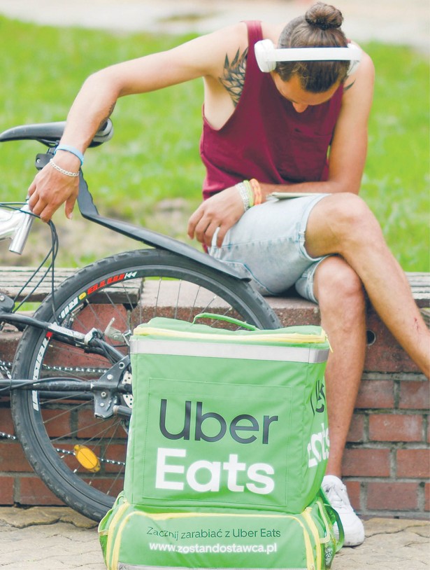 Dla pracownmików Uber Eats elastyczne formy pracy oznaczają często brak bezpieczeństwa socjalnego