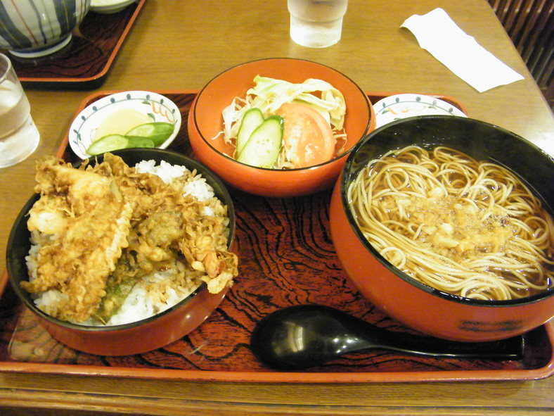 Zestaw obiadowy: ramen, tempura na ryżu i warzywa w małej knajpce w Tokio. 