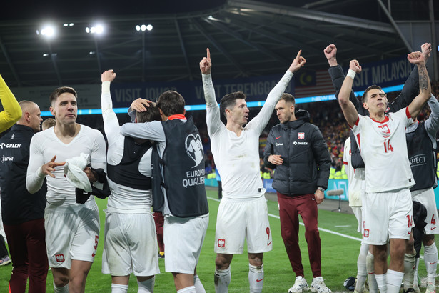 Radość zawodników piłkarskiej reprezentacji Polski po wygranej serii rzutów karnych w finale baraży o awans do piłkarskich mistrzostw Europy 2024