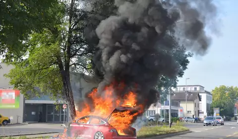 Pożary aut elektrycznych: żeby powstrzymać ogień, potrzeba tysięcy litrów wody!