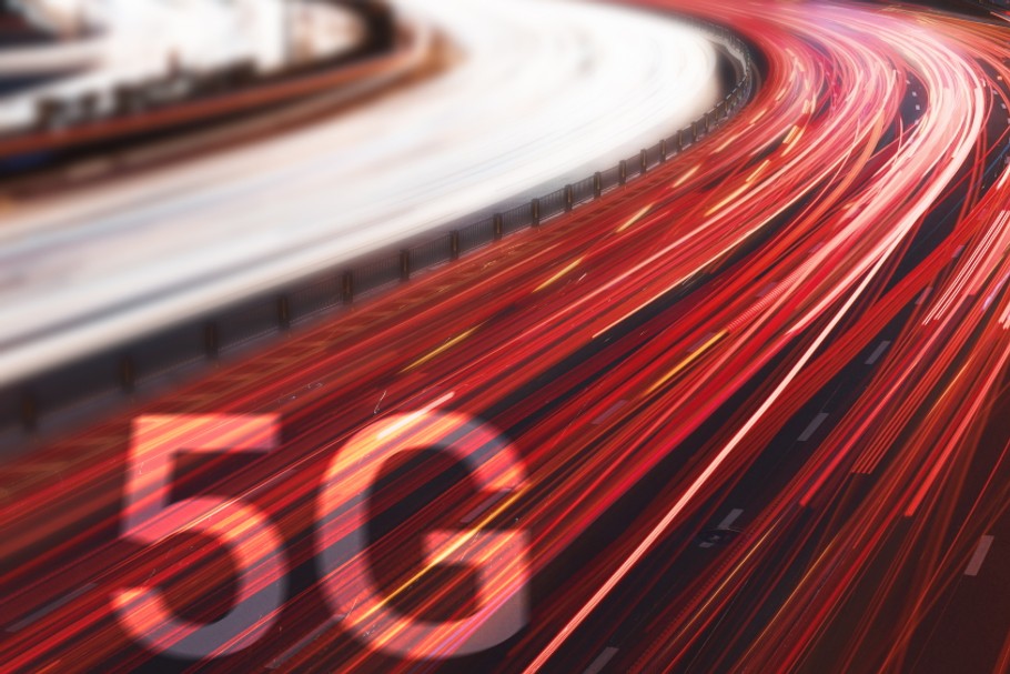 Technologia 5G może zmienić standardy komunikacyjne i wprowadzić nową jakość, jeśli chodzi o przesył danych, pisze autor