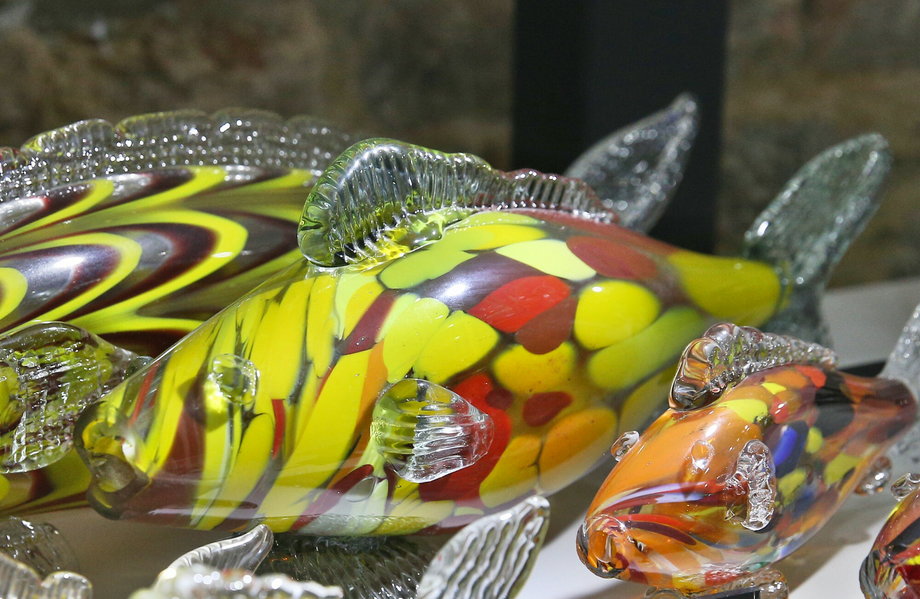 Ozdobne rybki z kolorowego szkła na wystawie w Krośnie