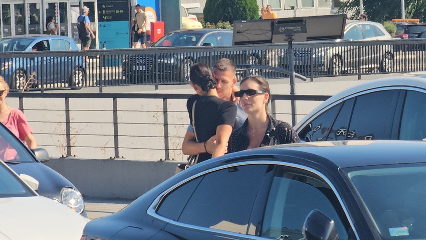 Katarina Grujić i Marko Gobeljić na aerodromu, pali poljupci