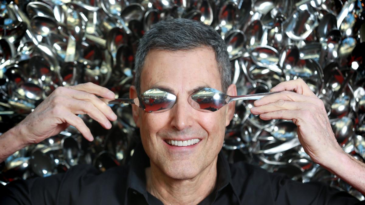 Uri Geller megjósolta, mikor szállnak le az ufók a Földre