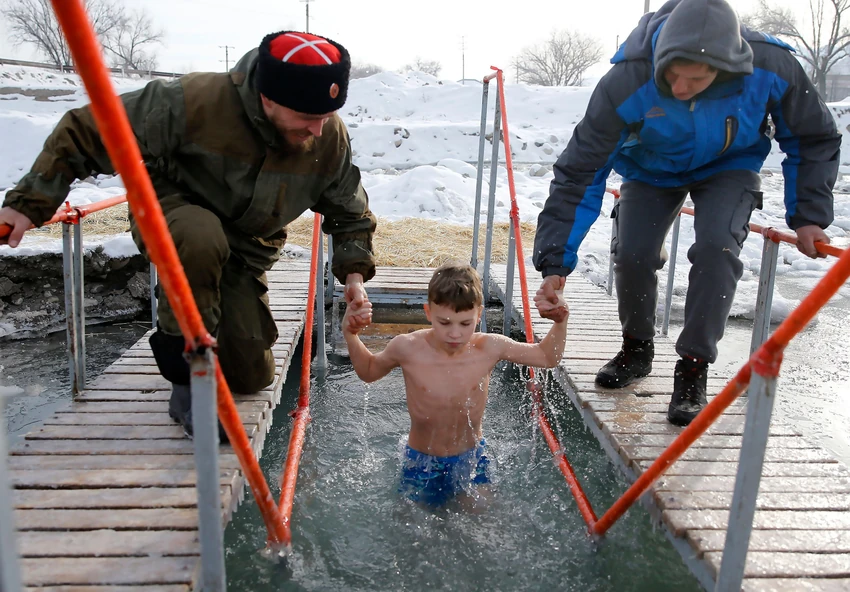 Dečak u ledenoj vodi povodom Bogojavljanja - fotografija iz Kirgistana | Foto: IGOR KOVALENKO/EPA/Shutterstock