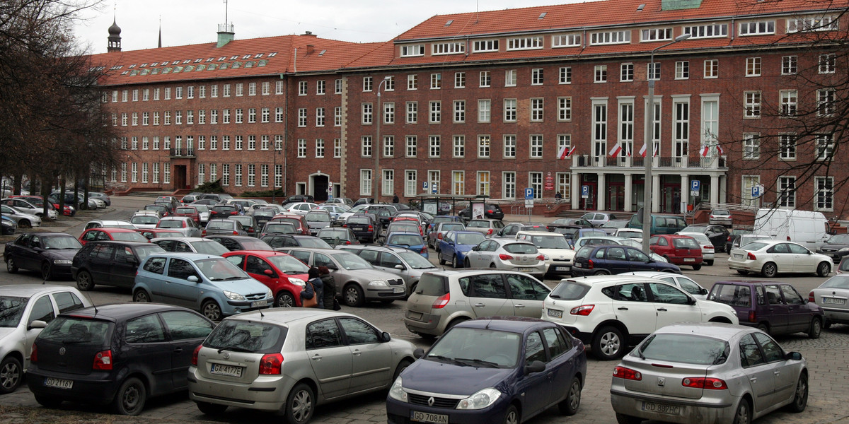 Parking przy ul. Okopowej w Gdańsku. Obok urzędy marszałkowski i wojewódzki