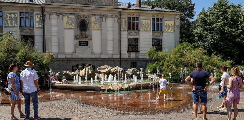 Miejskie fontanny kuszą w upały. Pamiętaj! Nie wolno się w nich kąpać!