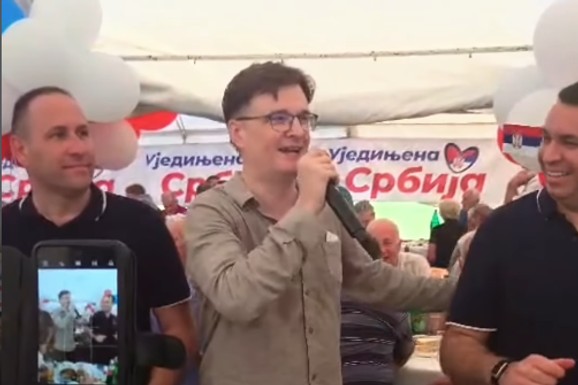 "RADO, LEPA RADO" Milenko Jovanov pevao pristalicama SNS u selu Turica (VIDEO)