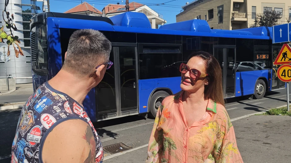 Milena Kačavenda i Kristijan Golubović ispred zgrade Pinka