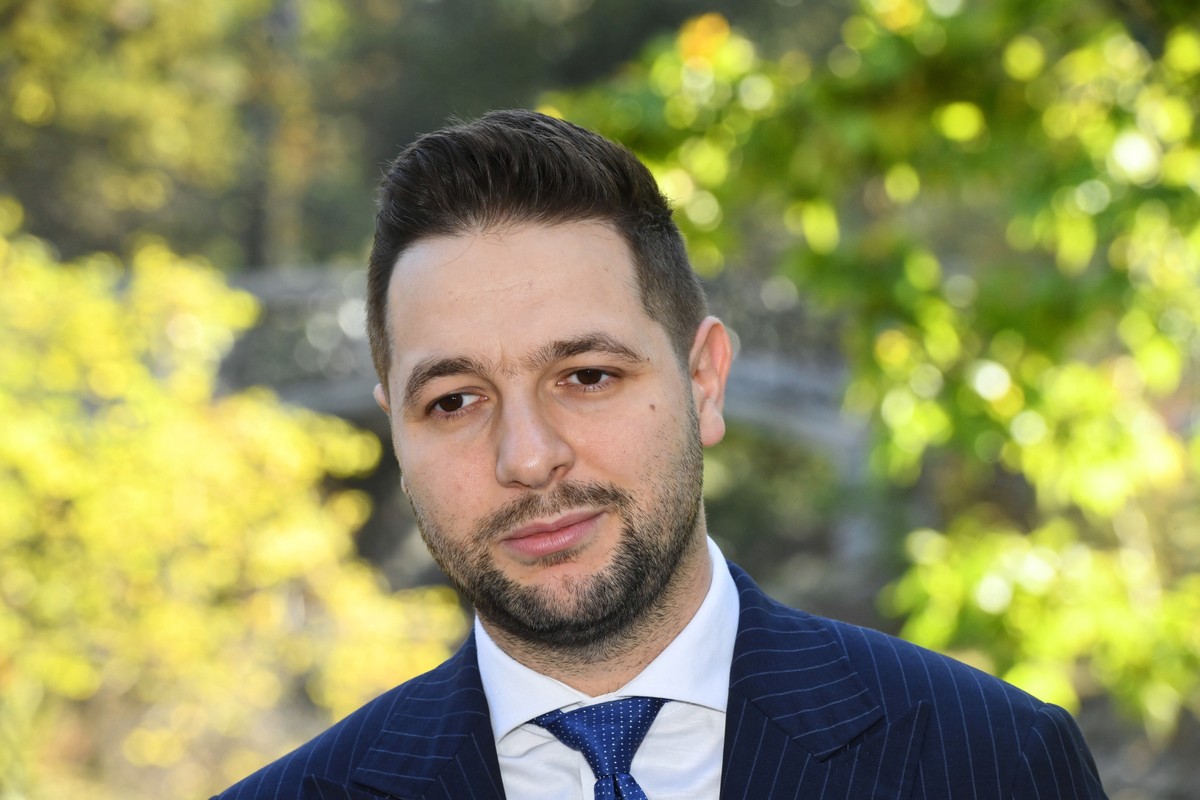 "Złożyłem wczoraj rezygnację z członkostwa w partii, dlatego że mam silne przekonanie, że Warszawa po latach nie partyjnych, ale skrajnie upartyjnionych rządów zasługuje na prezydenturę pragmatyczną, która będzie łączyła, a nie dzieliła" - powiedział Jaki na konferencji w Parku Ujazdowskim.