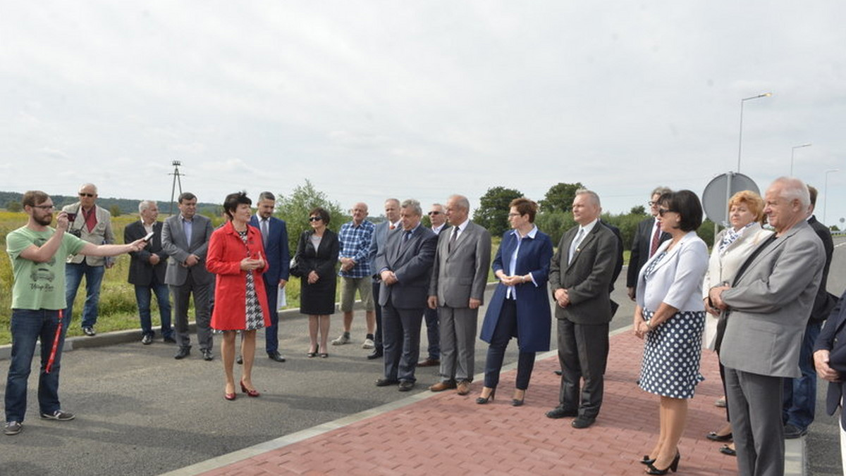 W Drezdenku uroczyście otwarto pierwszy odcinek obwodnicy miasta. Zadanie w 99 proc. dofinansowane zostało z LRPO, a całkowita wartość projektu wynosi 6,9 mln zł. - Wszystkie inne regiony z zazdrością patrzą na to, jak dużo robimy w woj. lubuskim - mówiła marszałek Elżbieta Polak, wspominając także o rozszerzeniu przez rząd inwestycji drogowych o trzy obwodnice Krosna Odrz., Kostrzyna i Strzelec Krajeńskich, co stało się możliwe dzięki staraniom parlamentarzystów obecnych na uroczystości: Bożennie Bukiewicz i Stefanowi Niesiołowskiemu.