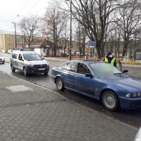 Kierowca bmw siedział nieprzytomny za kierownicą auta na ul. Kościuszki. Znaleziono przy nim... susz roślinny