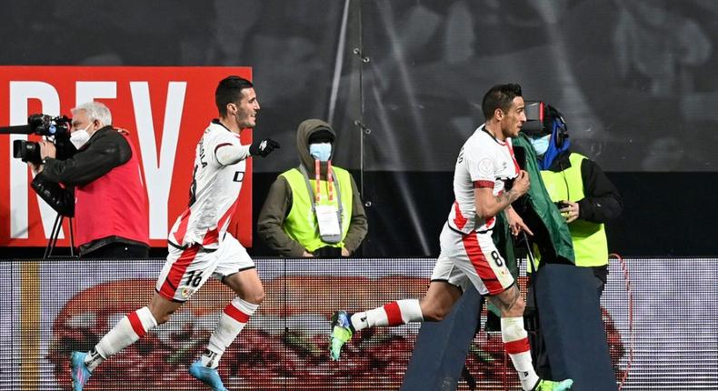 Rayo Vallecano's Oscar Trejo (R) celebrates scoring a penalty against Mallorca on Wednesday Creator: OSCAR DEL POZO