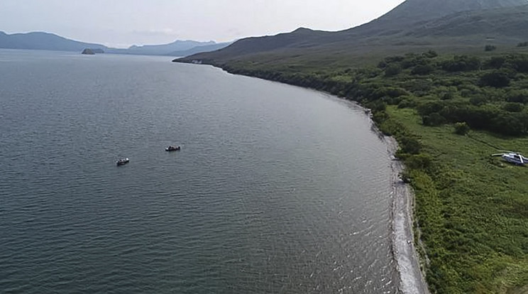 A lezuhant helikopter fedélzetén háromtagú legénység és 13 turista utazott, köztük egy gyerek / Fotó: MTI EPA