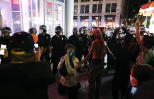 Większość Amerykanów popiera protesty i nie zgadza się z Trumpem