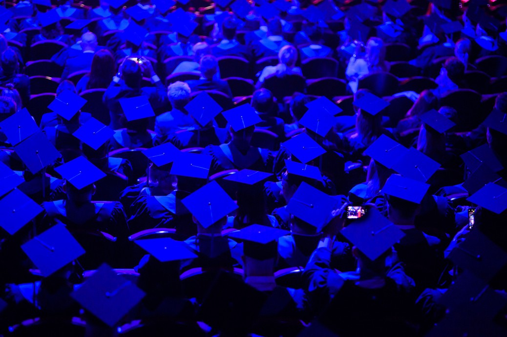 Rzędy studenckich biretów na ceremonii wręczenia dyplomów Collegium Humanum 