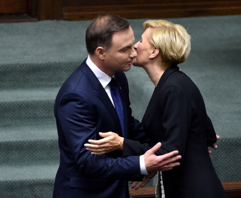 Prezydent Andrzej Duda został dziś zaprzysiężony na 5-letnią kadencję. Główna ceremonia odbyła się w Sejmie, a przez cały dzień będą odbywać się imprezy towarzyszące. Na zdjęciu: Andrzej Duda i towarzyszącą mu małżonka, Agata Kornhauser-Duda, zostali powitani brawami przez posłów i senatorów.