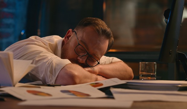 Čaša pića pred spavanje direktno smanjuje zapreminu mozga u regijama ključnim za logiku i pamćenje