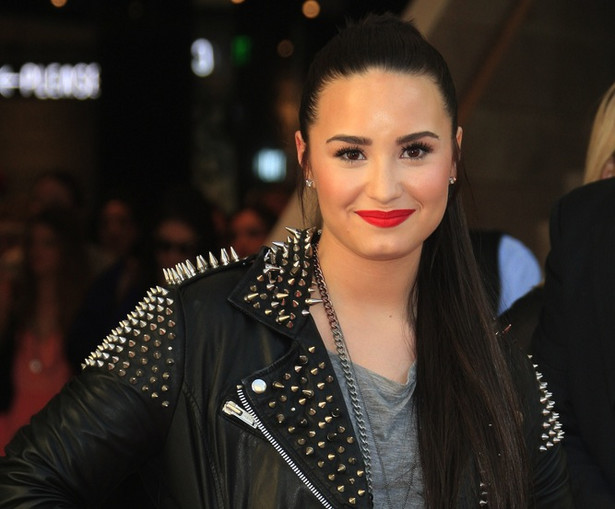 Demi Lovato brunetką z problemami sercowymi