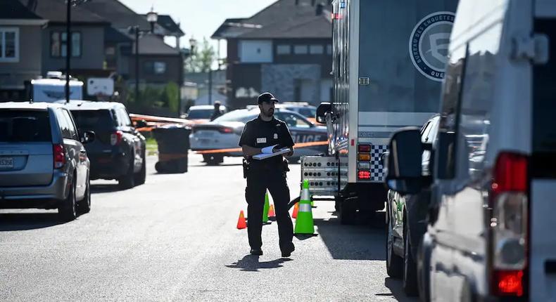 Un poste de commandement devant la scène de crime, à Saint-Jean-sur-Richelieu.