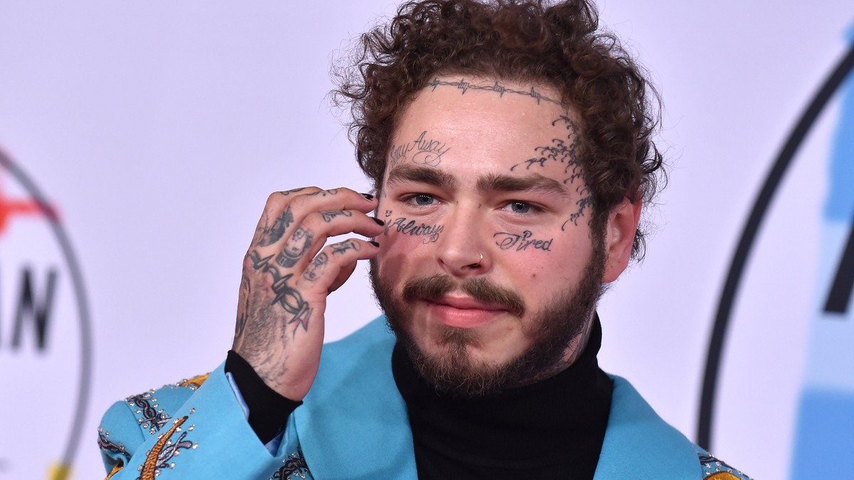 Post Malone az arctetoválásai miatt nem mehetett be egy étterembe